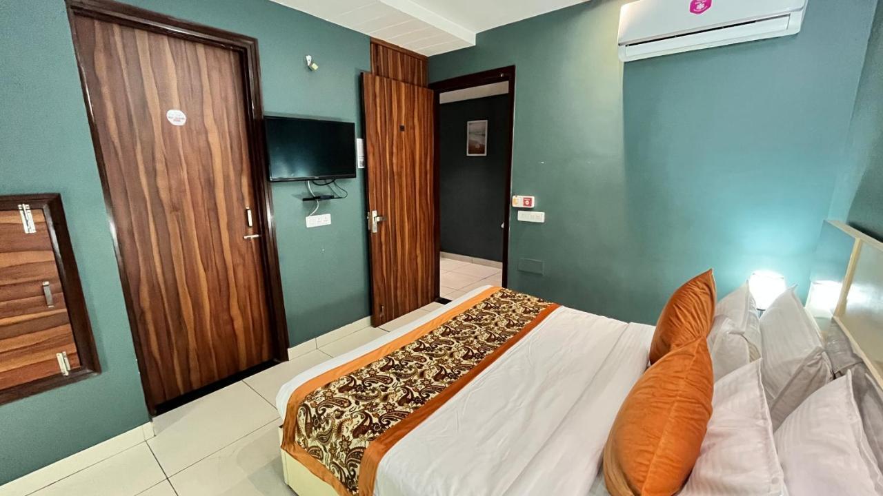 Qotel Hotel Church House Rohini Sector 15 Delhi  Exterior foto