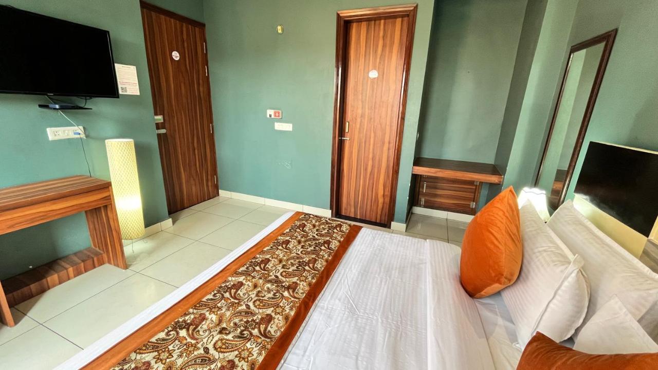 Qotel Hotel Church House Rohini Sector 15 Delhi  Exterior foto