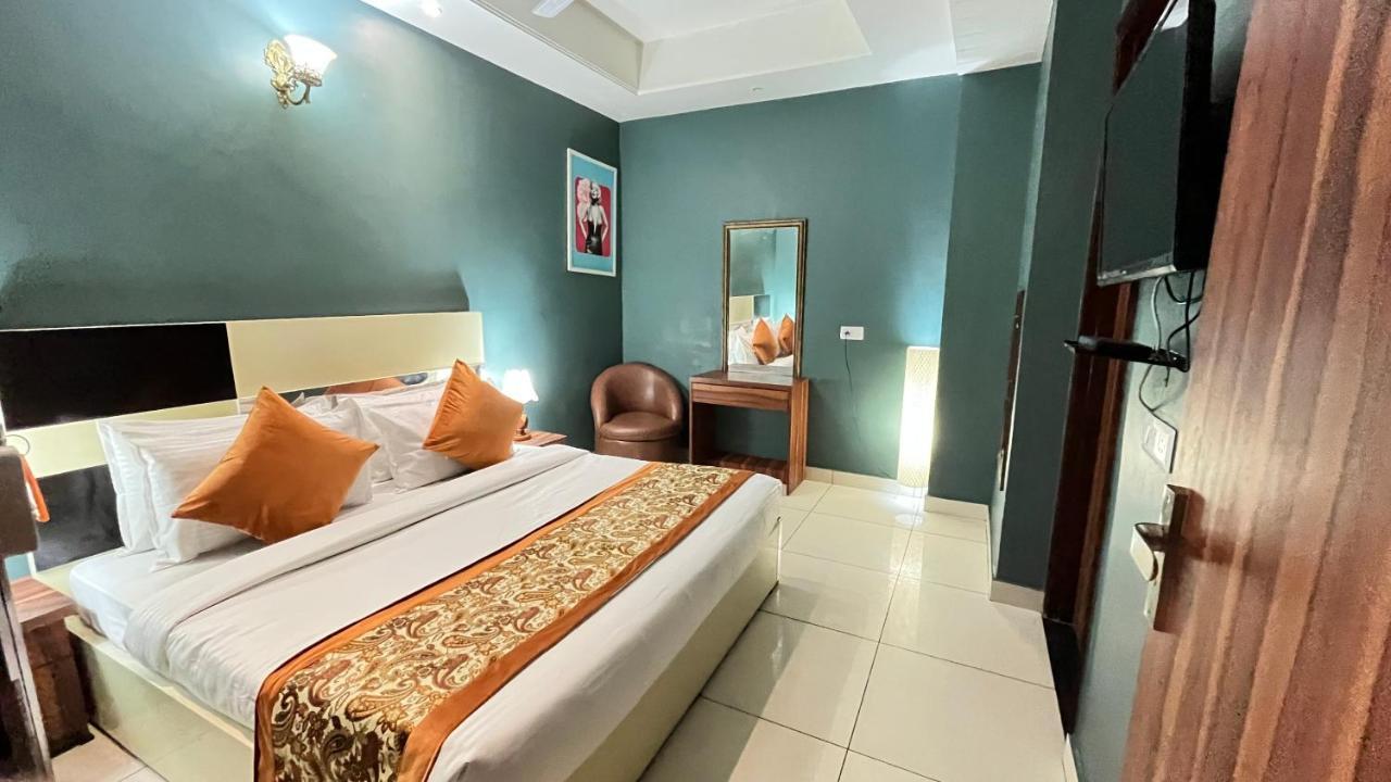 Qotel Hotel Church House Rohini Sector 15 Delhi  Exterior foto