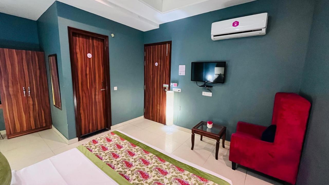 Qotel Hotel Church House Rohini Sector 15 Delhi  Exterior foto
