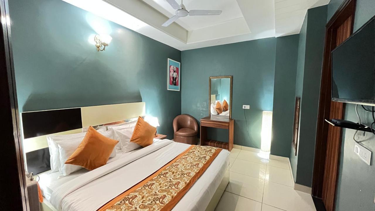 Qotel Hotel Church House Rohini Sector 15 Delhi  Exterior foto