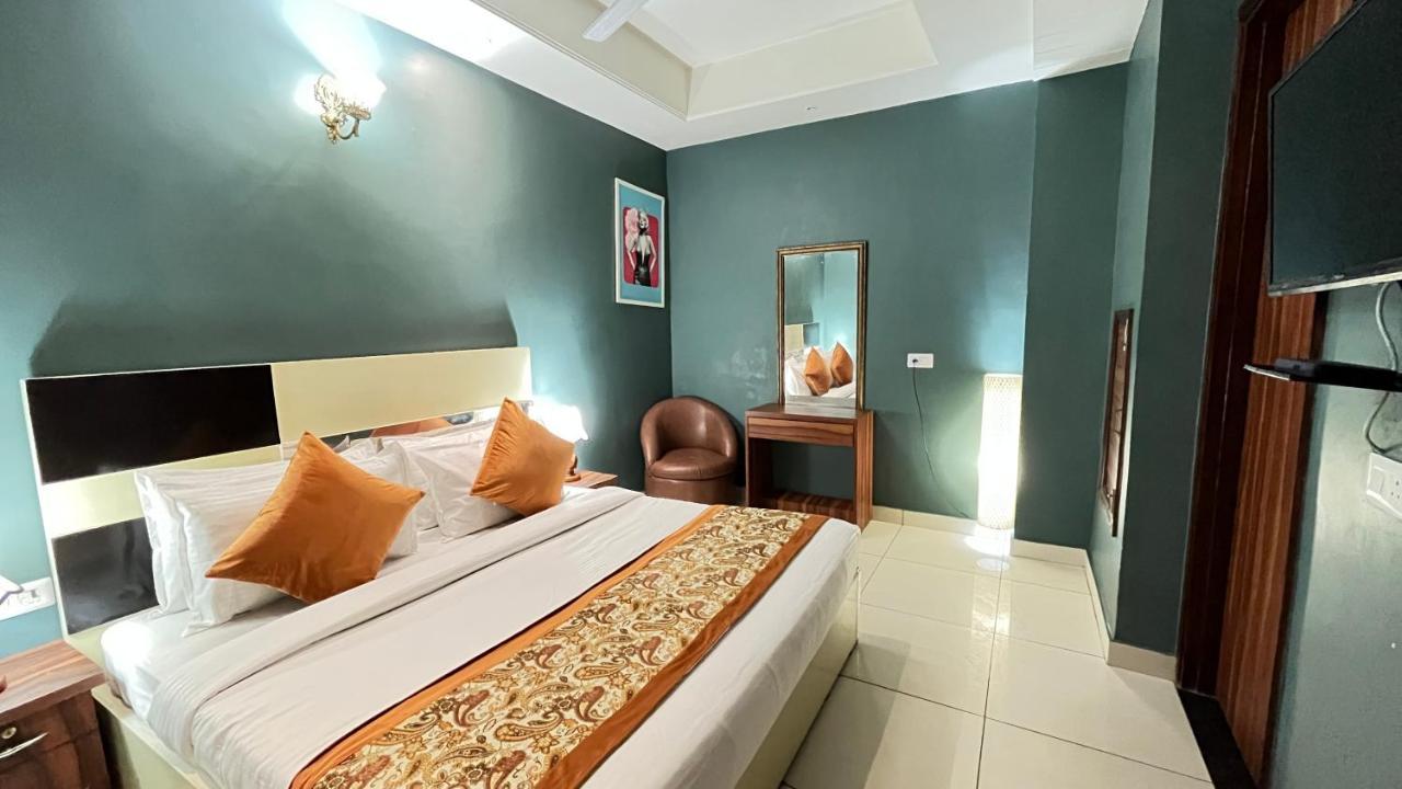 Qotel Hotel Church House Rohini Sector 15 Delhi  Exterior foto