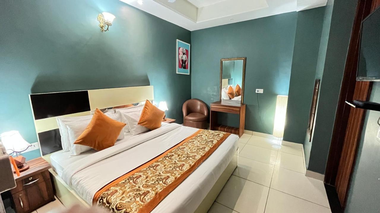 Qotel Hotel Church House Rohini Sector 15 Delhi  Exterior foto